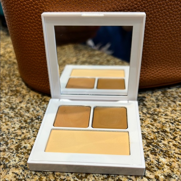 MakeUp by Mario Master eye prep and set - deep swatched - Picture 1 of 3